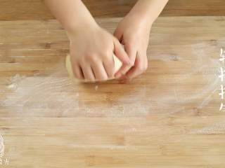 5、红糖馒头12m+,往案板上撒点面粉，轻揉面团排气~