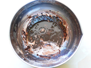 4、脏脏蛋糕,倒入热好的温牛奶,用同样的方法搅拌均匀,使牛奶和可可粉充分融合