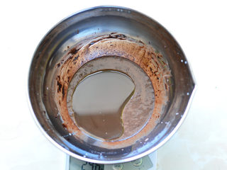 5、脏脏蛋糕,搅拌好的可可牛奶加入30克的玉米油,用手动打蛋器搅拌均匀,要搅拌至所有材料充分融合