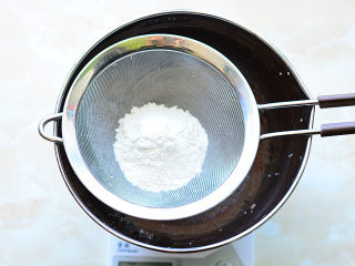 6、脏脏蛋糕,搅拌好的可可糊里,筛入40克的低筋面粉,(过筛的主要作用是可以去除粉类储存过程中产生的结块,让面粉更蓬松)