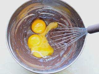 7、脏脏蛋糕,加入分离好的蛋黄,用手动打蛋器搅拌,个人比较喜欢后蛋法,后蛋法做出来的戚风会比普通做法细腻,口感更加绵软。