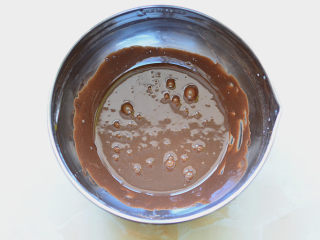 8、脏脏蛋糕,搅拌好的蛋糕糊应该是细腻有光泽的,如果面糊里有汽泡,只需要端起盆轻轻一震,泡泡自然就消失了,搅拌好的蛋糕糊放一旁备用