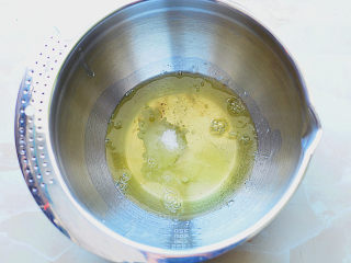 9、脏脏蛋糕,分离好的蛋清放在打蛋盆里面,加入1/3白糖