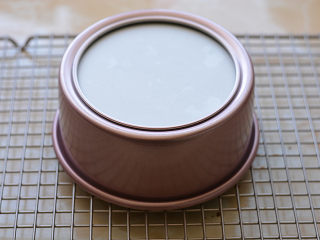 13、脏脏蛋糕,烤好后的戚风蛋糕出炉迅速倒扣,晾凉备用。