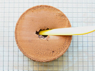 14、脏脏蛋糕,用脱模刀轻轻的在蛋糕里面转圈,把里面的蛋糕打碎,方便挤奶油