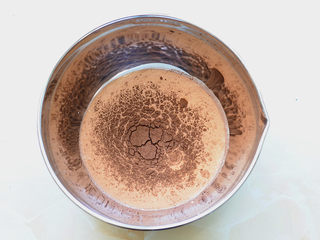 15、脏脏蛋糕,淡奶油放入至打蛋盆里面,加入糖粉和可可粉进行打发