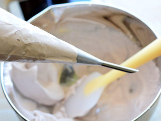 16、脏脏蛋糕,裱花袋里面放一个泡芙嘴把打发好的淡奶油放入