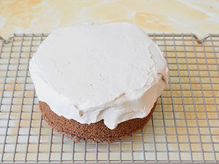 18、脏脏蛋糕,把剩下全部的淡奶油全部抹到蛋糕上面,抹的形状,可以根据你们自己的心情来,想怎么抹都可以,高兴就好