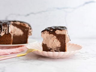 22、脏脏蛋糕,因为女儿特别喜欢吃巧克力,所以淋的稍微有点多,大家可以根据自己的口感来调节甘那许的用量。