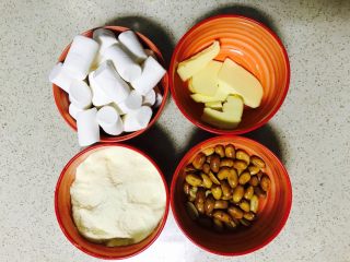 1、花生牛轧糖,备料。