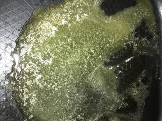 2、花生牛轧糖,黄油入不粘锅。