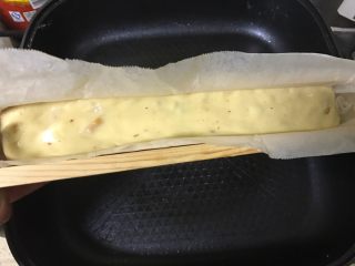 4、花生牛轧糖,饼干模子垫上油纸，挤压定型，放入冰箱冷冻一晚。