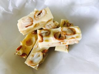 7、花生牛轧糖,切成块状