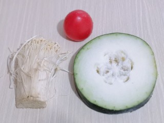 1、酸甜开胃～番茄金针菇冬瓜汤,准备食材！