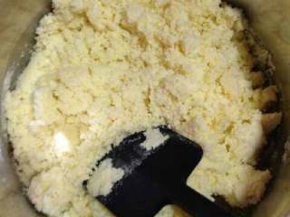 3、自制花生牛扎糖,奶粉混入融化的黄油中