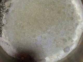 4、自制花生牛扎糖,盐，糖，麦芽糖，水加热