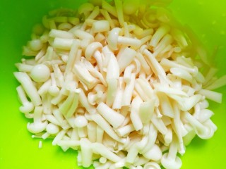 4、鲜香浓郁的菌菇豆腐汤,白玉菇切小段。