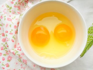 6、鲜香浓郁的菌菇豆腐汤,鸡蛋打入碗中。