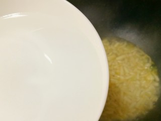 10、鲜香浓郁的菌菇豆腐汤,然后倒入两碗开水。