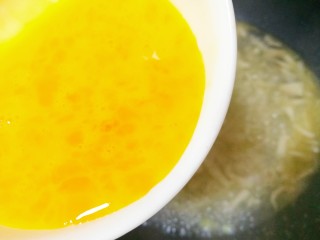 13、鲜香浓郁的菌菇豆腐汤,转小火倒入鸡蛋液。