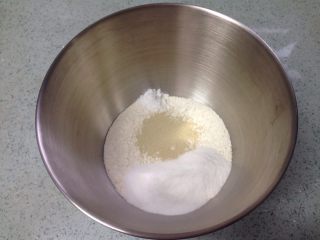 1、椰香萌猴面包（超详细做法）,所有面粉、糖、盐、酵母投入厨师机中。