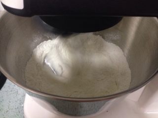 2、椰香萌猴面包（超详细做法）,中速把材料搅拌均匀。