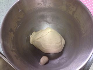 3、椰香萌猴面包（超详细做法）,缓缓倒入椰奶（无糖椰粉冲调），中速搅拌20分钟，至面团光滑。