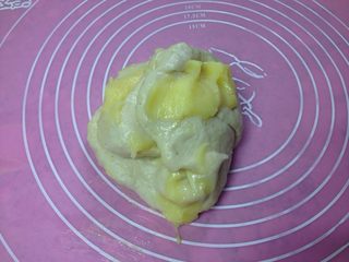 4、椰香萌猴面包（超详细做法）,把室温软化的黄油摁入面团。