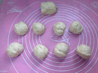 8、椰香萌猴面包（超详细做法）,面团按压排气后，取一份略大份，其它均等分为8小份。