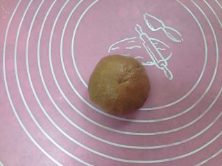 9、椰香萌猴面包（超详细做法）,略大份的面团加可可粉揉匀，静置备用。