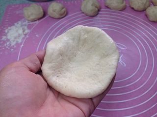 10、椰香萌猴面包（超详细做法）,小面团擀成圆面皮，包入自己喜欢的馅料（我包的是黑芝麻馅儿）。