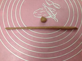 12、椰香萌猴面包（超详细做法）,可可面团平均分成8小份。取一份按2:8比例分成两份，把大份的一块搓成细长条。