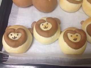 15、椰香萌猴面包（超详细做法）,二发后，烤箱预热180度，烤15-20分钟。出炉后用融化的巧克力画上眼睛嘴巴。