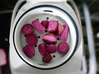 7、紫薯烧饼,将紫薯洗净切成小块，放在蒸锅上蒸。