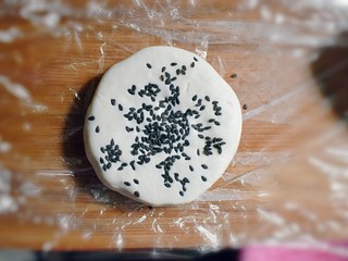 16、紫薯烧饼,按压成饼状，并在表面撒上少许的黑芝麻