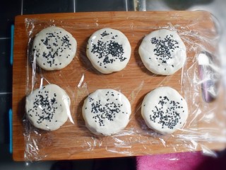 17、紫薯烧饼,同样的方法做好剩下的饼，并用保鲜膜盖住，醒发半个小时。