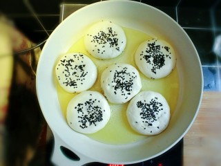 18、紫薯烧饼,半个小时后，将平底锅里倒入适量的植物油，油烧热后放入醒发好的饼。