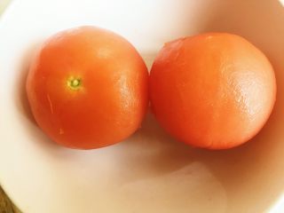 4、番茄鸡蛋面—家的味道,剥好后是这样哒～ 虽然不剥皮也可以，不过皮在汤里很影响口感，所以还是推荐剥皮。