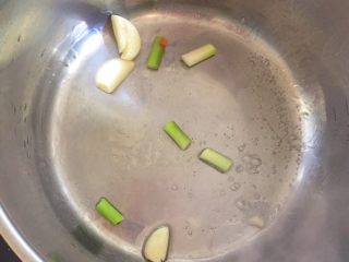 7、番茄鸡蛋面—家的味道,热锅放油，葱蒜爆香。葱花最后放。