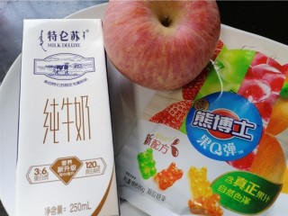 1、苹果布丁,准备好所需材料，一般用那种扣扣糖即可