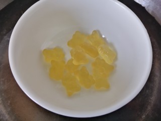 2、苹果布丁,凝胶糖果放入锅中蒸隔水化开