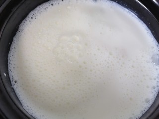 4、苹果布丁,将牛奶煮一下