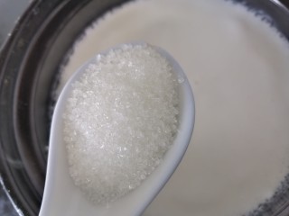 5、苹果布丁,加入一大勺白糖