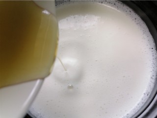 6、苹果布丁,将化开的凝胶液体倒入牛奶中