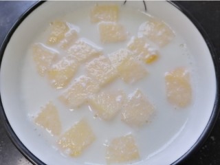 10、苹果布丁,苹果放入牛奶液中