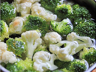 4、芒香双花,将切好的菜花放入淡盐水中泡洗干净