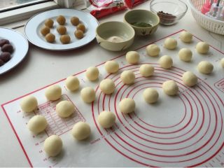 2、冰皮月饼,2、用50克的模具，馅20克，皮30克，分好揉团。如觉得粘手，可以在手上摸少许的油。