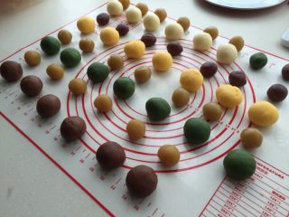 4、冰皮月饼,4、分好的面团用掌心压平，放入馅料，用虎口将底部和四周的皮往上推收口。