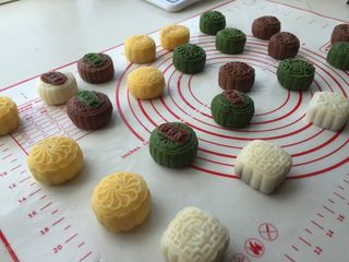 5、冰皮月饼,5、模具里和花片用刷子涂上少许的油，收口部分向下光面朝上放人模具中压2-3秒后脱模。