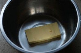 1、姜饼屋,黄油置于容器中，隔热水融化